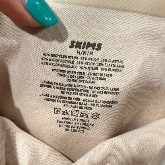 NWOT Skims Seamless Sculpt High Waist Thong Brief Shapewear Fitted Sand Size M - Picture 4 of 4